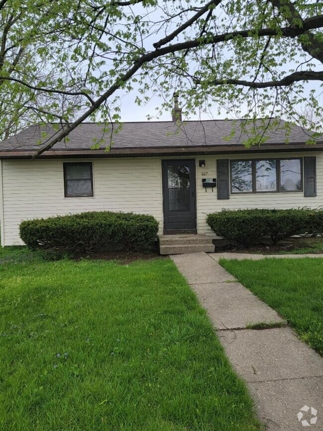 Building Photo - 2 Bedroom Ranch Home in Fairborn - Just Re...
