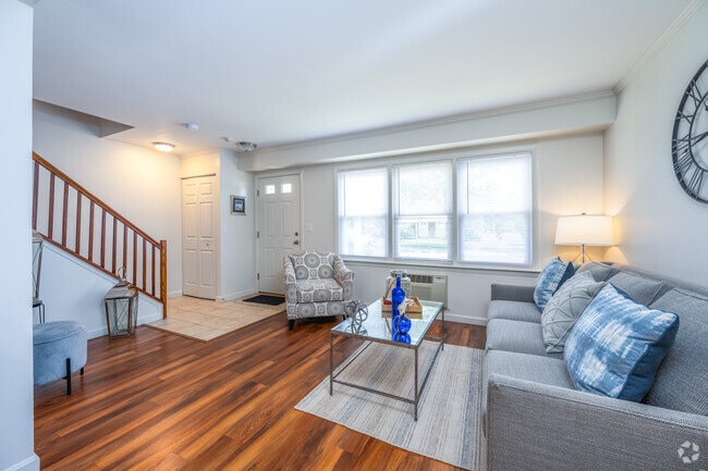 2BR, 1BA - 985SF - Living Room