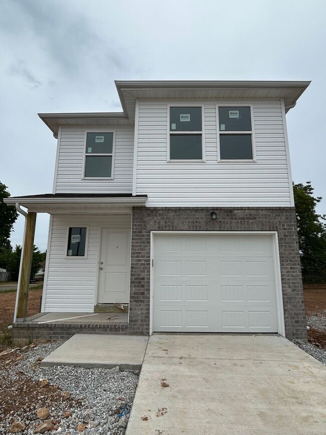 Building Photo - Fenced 3 bedroom home-Westbury Gardens!