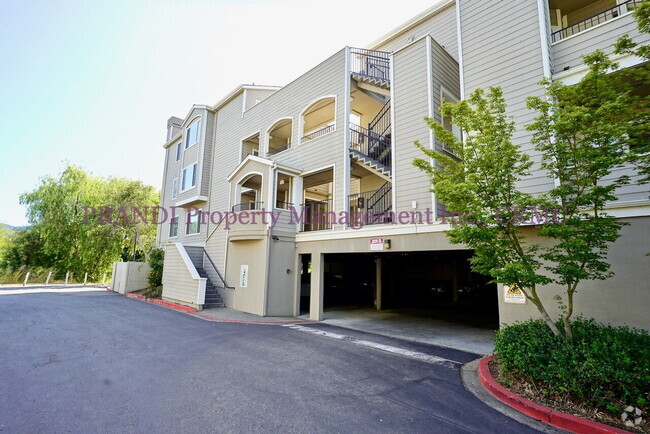 Building Photo - Awesome 2Br/2Ba Condo with W/D and Newer F... Unit 103