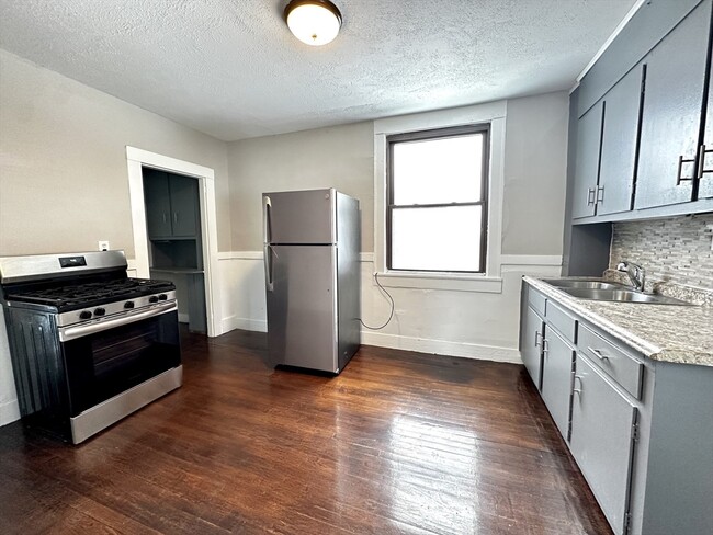 Building Photo - 56 Clinton Ave Unit 2R