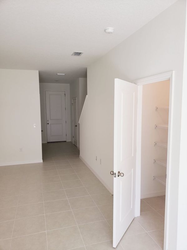 Photo - 729 W Oak Dr