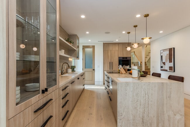 Kitchen - 1161 Stearns Dr