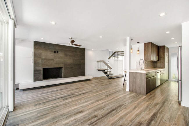 Sala de estar, Chimenea, Comedor, Cocina - The A on Lido