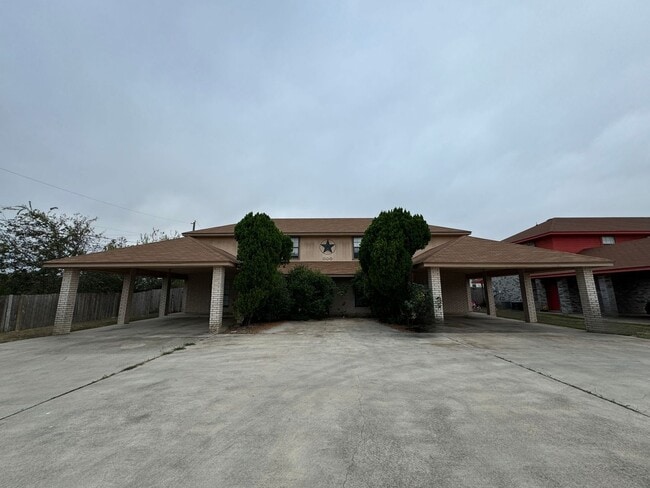 Building Photo - 1100 Leslie Cir Unit Apt A