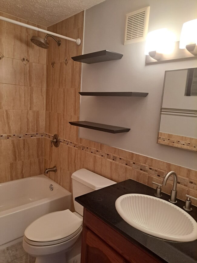 Photo - 2037 Calumet Ave