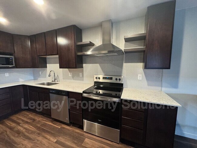 Photo - 208 E Greenfield Ln