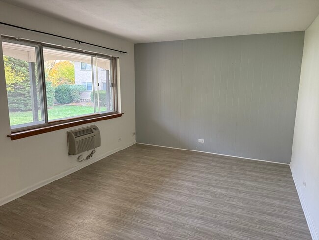 Building Photo - 235 E Palatine Rd Unit 1