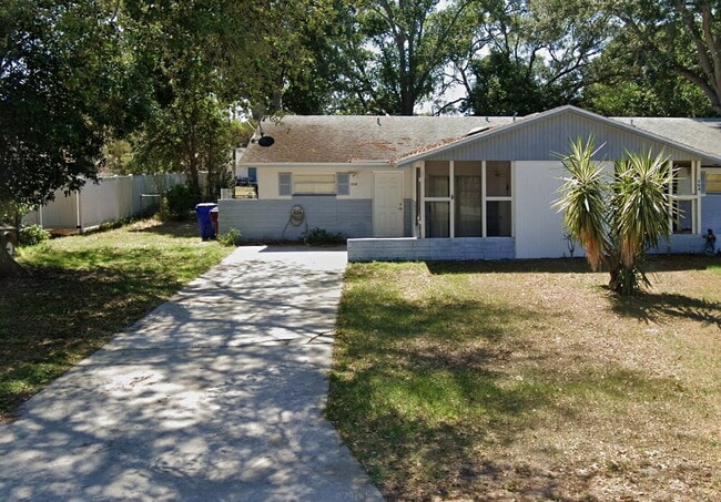 Building Photo - Lovely 2 bedroom 1 bath with pool!
