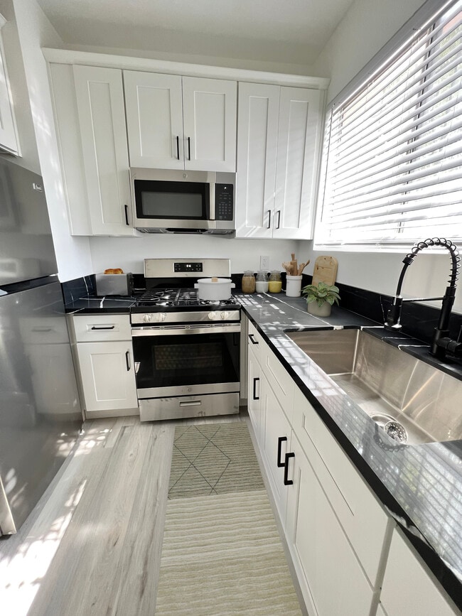 Building Photo - 6075 Franklin Ave Unit 239 Rental