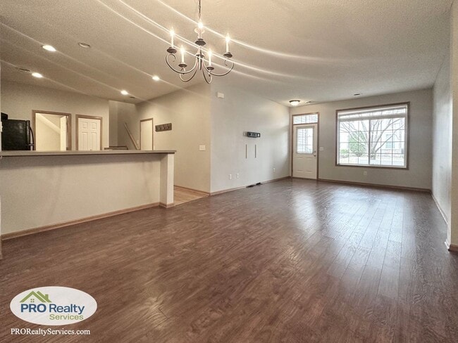 Building Photo - 2 Bedroom Updated Townhome