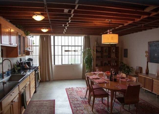 Área de comedor y cocina con ventanas originales. - 1924 Union St Unidad 14