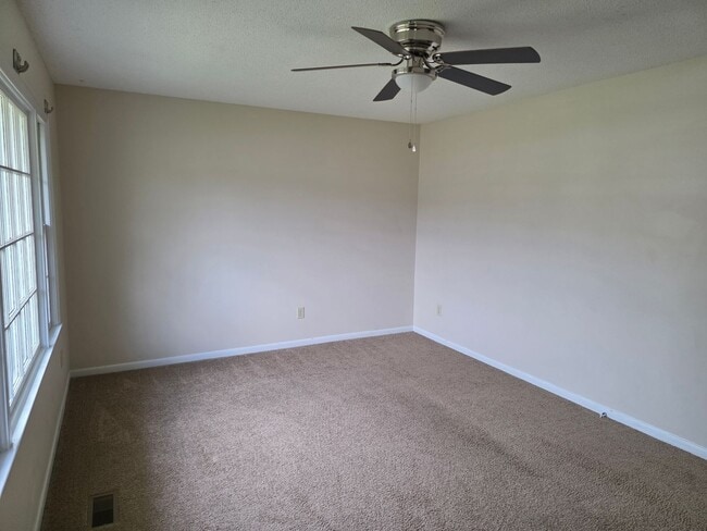 Photo - 4 Bedroom, 1.5 bath, 1 car garage, fenced in yard, under 25 dog may be permitted