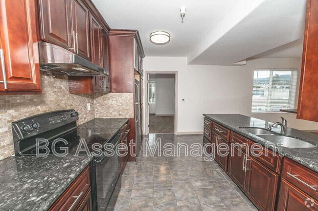 Building Photo - 1459 MacArthur Blvd Unit 31 Rental