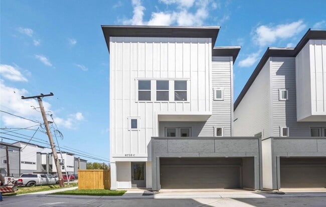 Building Photo - 3403 Yellowstone Blvd