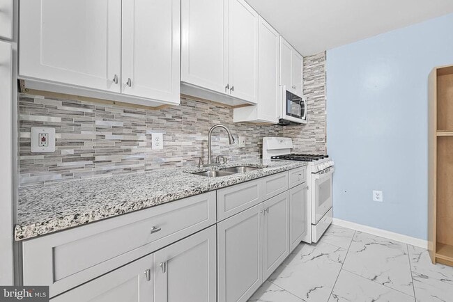 Photo - 5204 Newton St Unidad 304