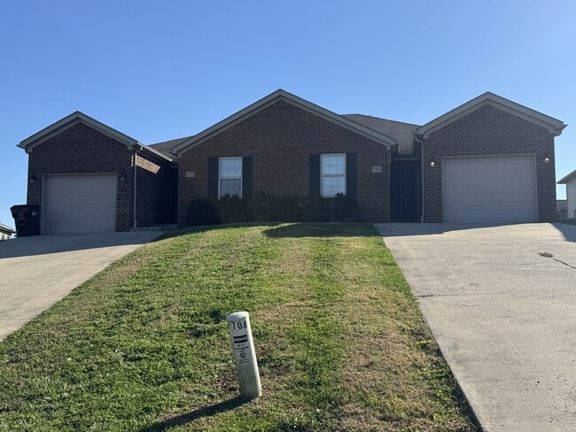 Building Photo - 708 Chatham Ct