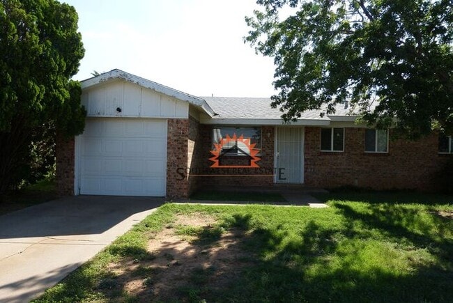 Building Photo - Spacious 3 bedroom 2 bathroom home.
