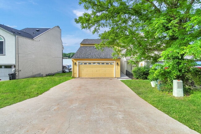 Building Photo - Experience the ultimate in lakefront lifes... Rental