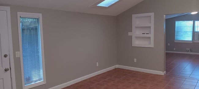 Building Photo - Hawthorne Duplex and Back House Unit 4135 Back House