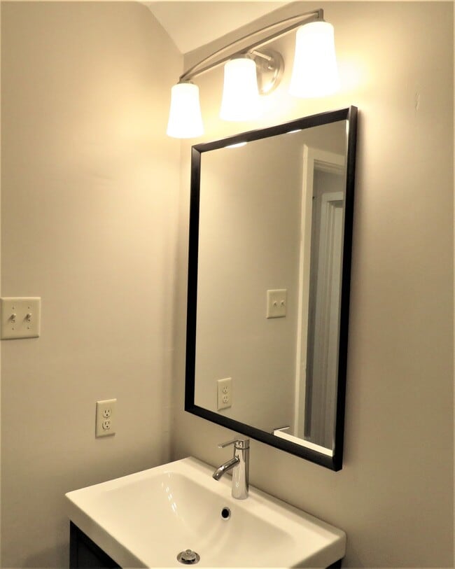 Photo - 509 E 7th St Unit Cottage 12