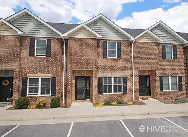 Building Photo - Modern 3BR Townhouse with Private Backyard...