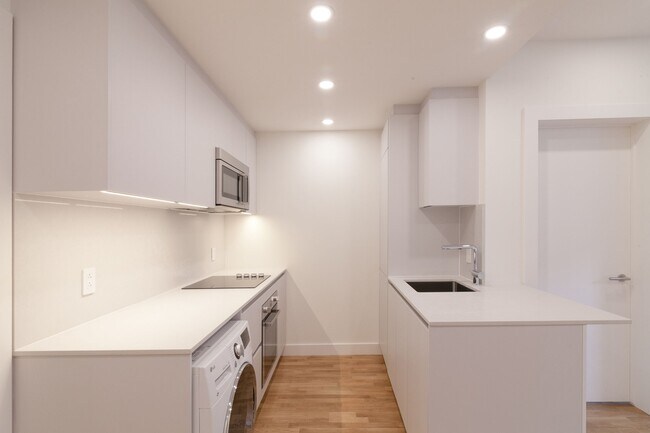 Building Photo - 3495 Av. Van Horne Unit 205