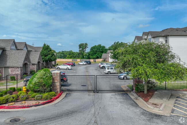 Comunidad cerrada - Highland Crossing Apartments