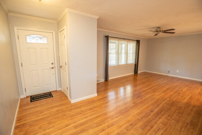 Photo - 710 Earl Lee Dr