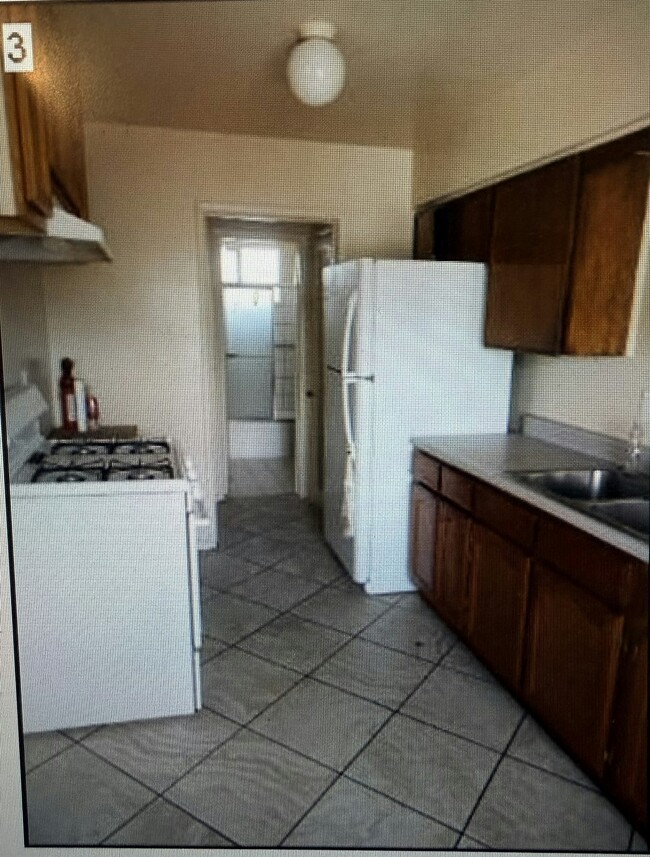 Building Photo - 1023 E 12th St Unit 3