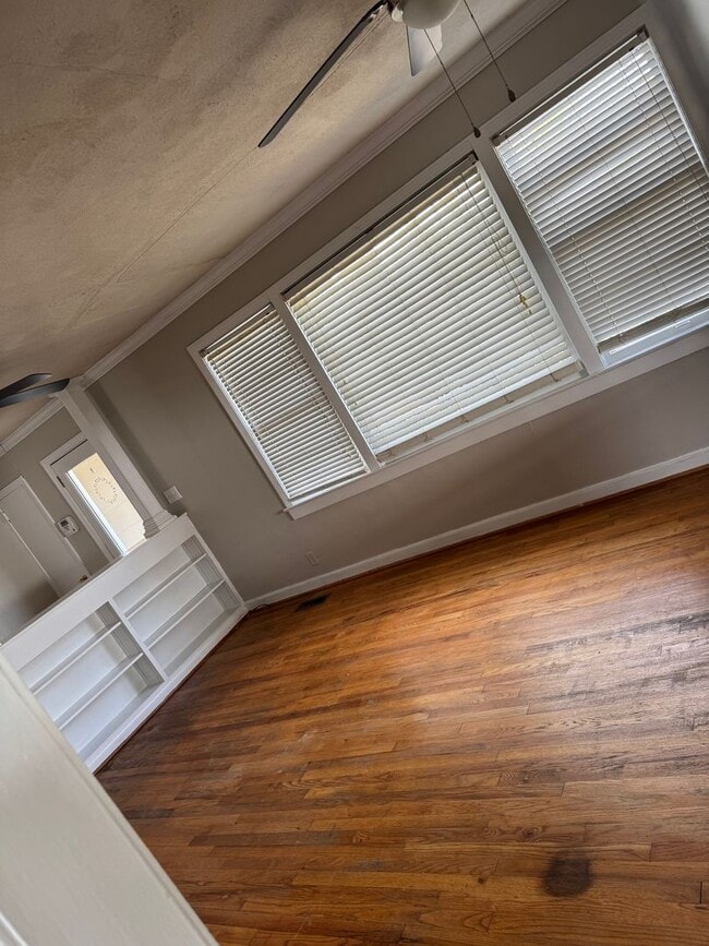 Photo - 320 W 41st St