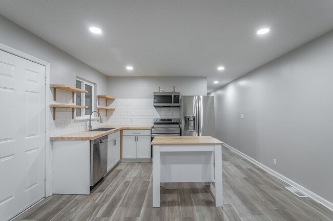 Building Photo - 392-394 Booth Rd Unit 394 Rental