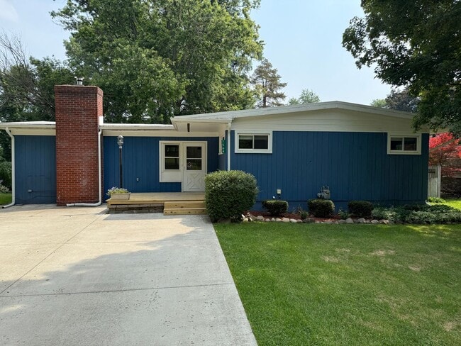 Building Photo - 3 bedrooms, 2 bathrooms, fenced in yard, e... Rental