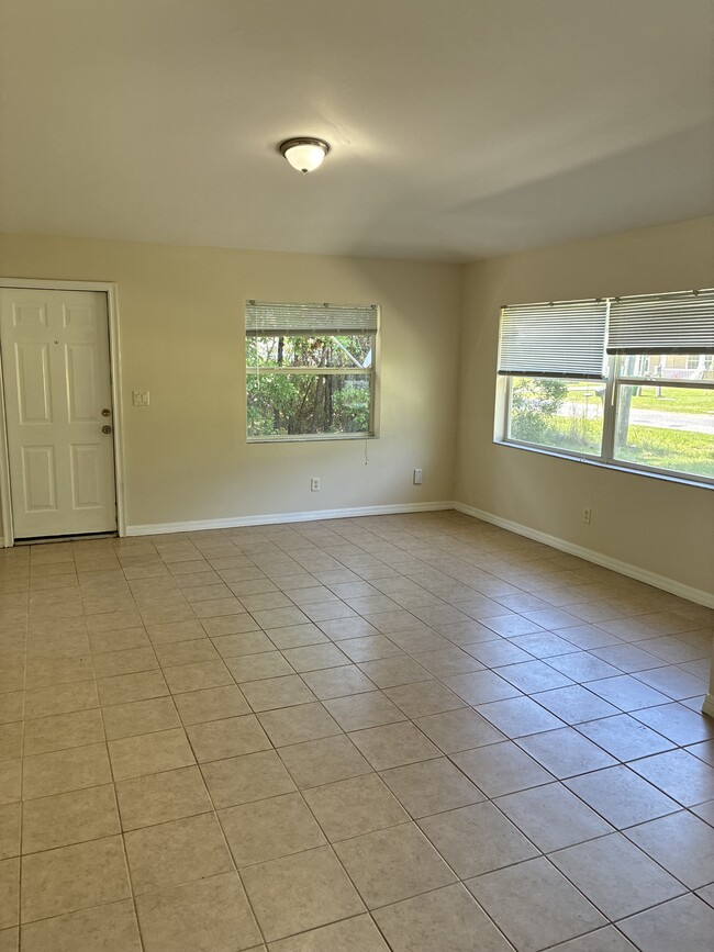 Building Photo - 6079 E Quitman St