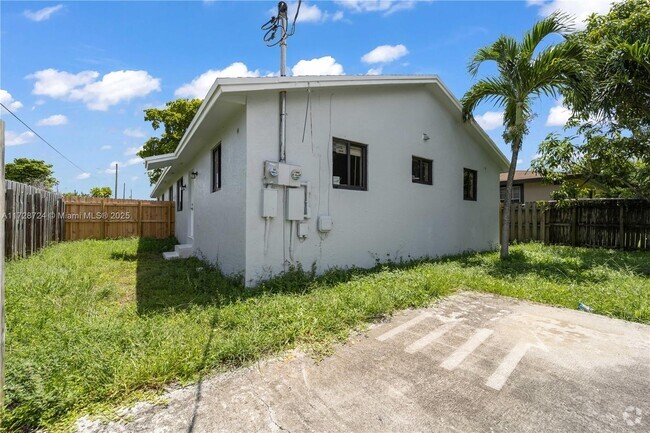 Building Photo - 303 NW 7th St Unit 1-2 Rental