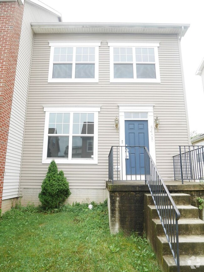 Building Photo - Rare Find! 4 Bedroom, 2 Bathroom Townhome ...