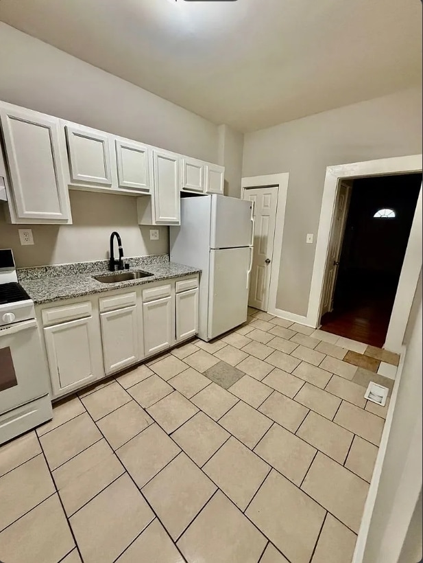 Building Photo - 4 Bedroom with 3 Bathrooms