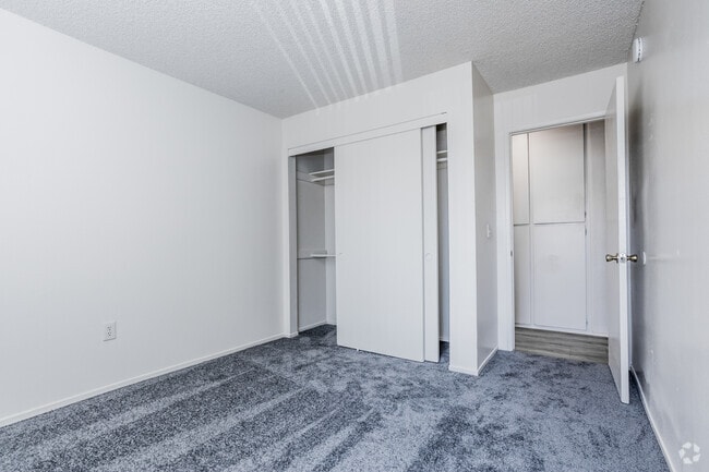 2BR, 1BA - 820 SF