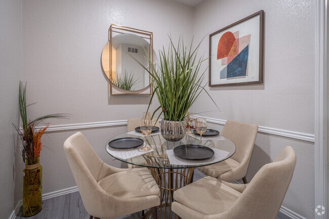 1 habitación, 1 baño - 650 pies cuadrados - Comedor