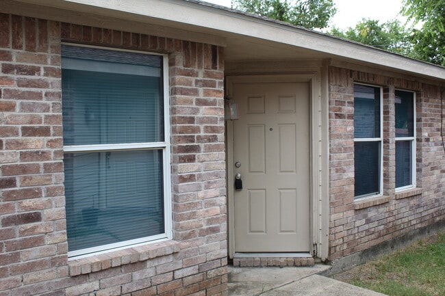Photo - 402 Masters Ave