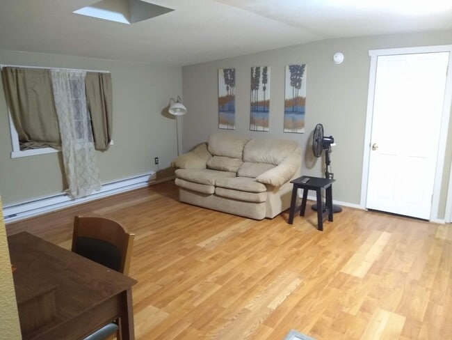 Building Photo - Close to Downtown Upper Level Apartment