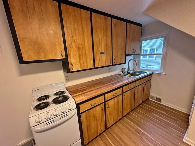 Building Photo - 917 S Division St Rental