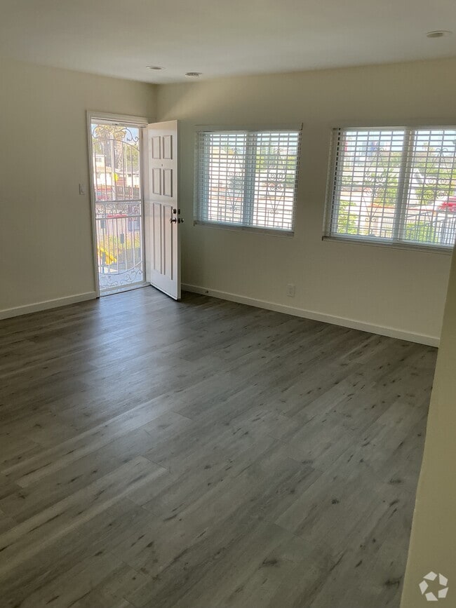 Building Photo - 4940 Lennox Blvd Unit B Rental