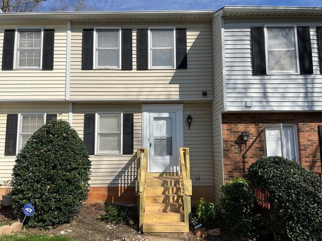 Building Photo - 3 Bedroom Townhouse Near Downtown Durham