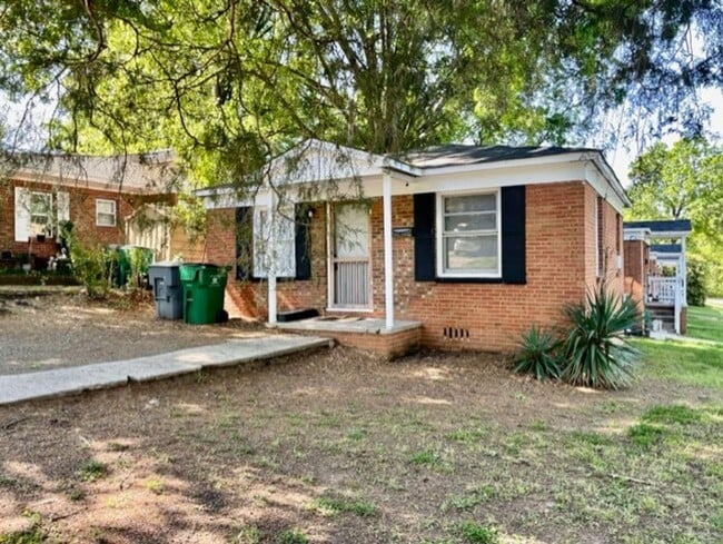 Photo - This cozy 2 bed 1 bath cottage style brick...