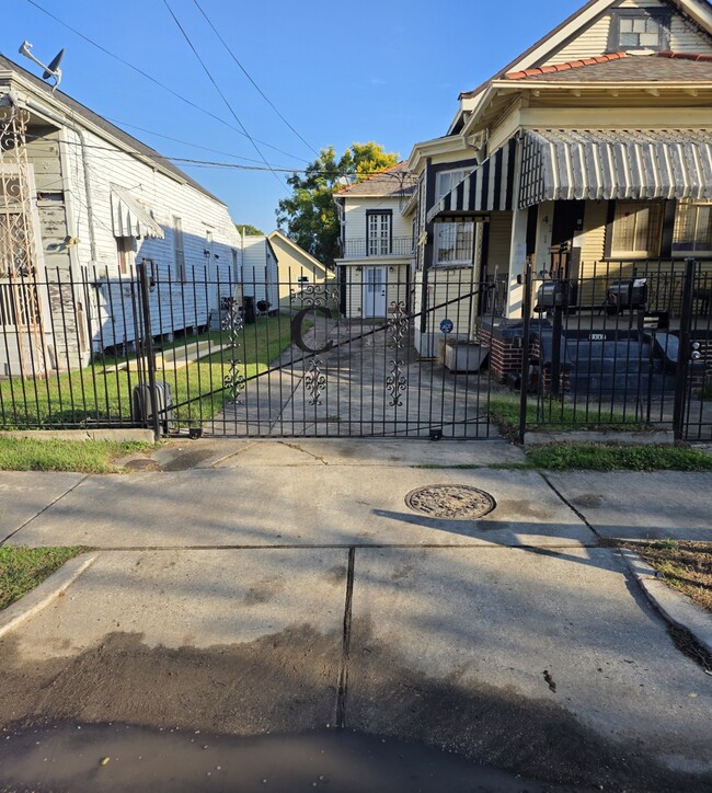 The gated main entrance. - 4119 Lasalle St Unit Caldwell Estates
