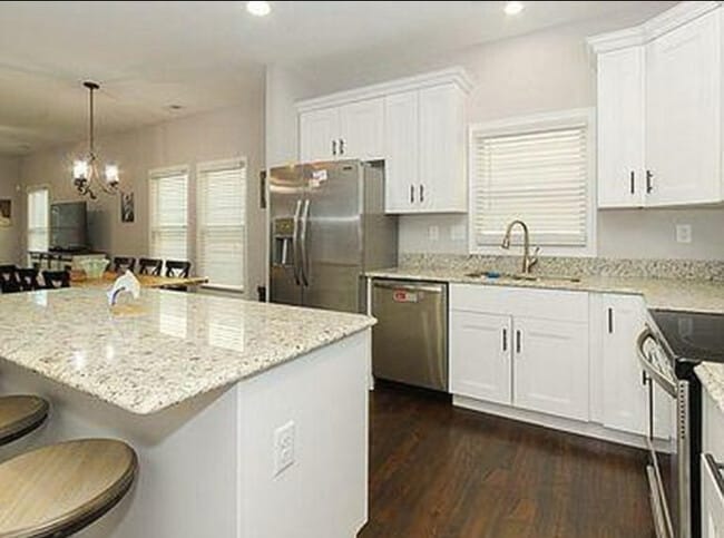 Building Photo - Sober living recovery house for men in Por...