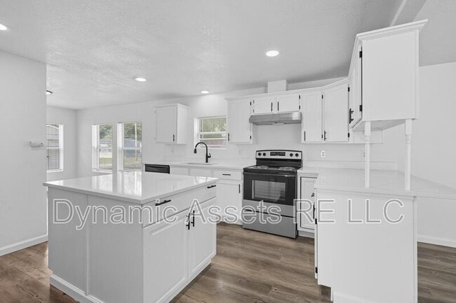 Photo - 405 Falletti St