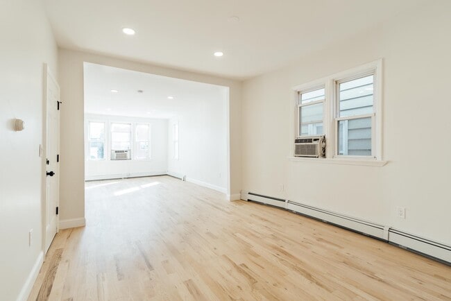 Photo - 27 W 52nd St