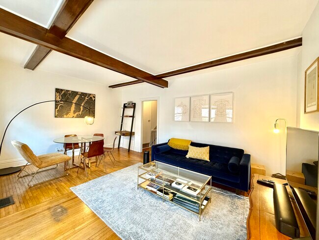 Photo - 320 Queen St S